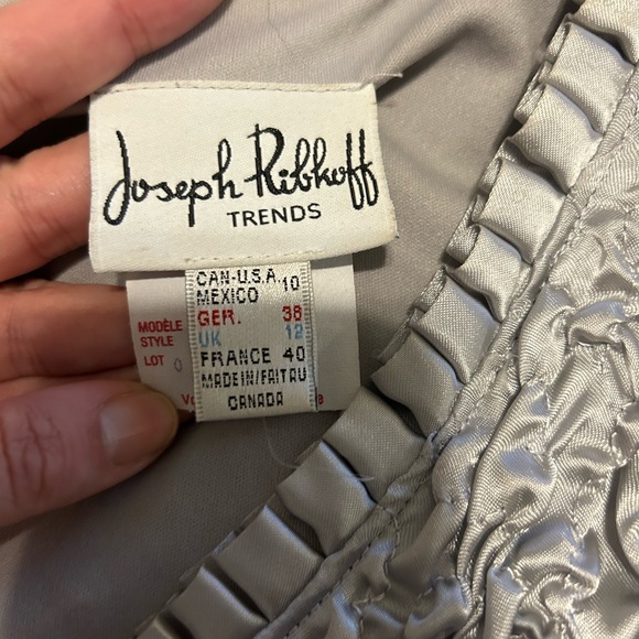 Joseph Ribkoff CRINKLE SILVER
SATIN V-Neck RUFFLE DETAIL Zip
Up BLAZER size 10 - Picture 7 of 8